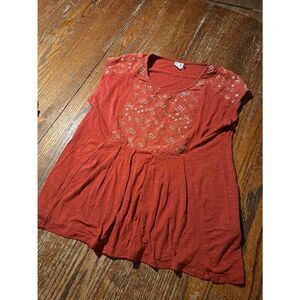 XS Akemi & Kin Brick Red Metallic Gold Detail Short Sleeve Pullover Shirt Top